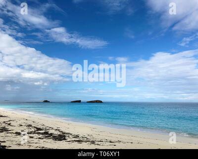 Vue panoramique sur la plage de sable blanc de trois Sœurs à Georgetown, les Bahamas sur une belle journée avec de magnifiques nuages Banque D'Images