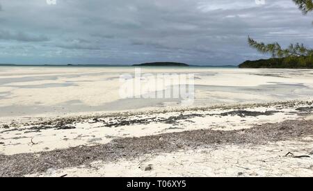 Marée basse à une magnifique plage de sable blanc avec des îles lointaines à Georgetown, les Bahamas sur une belle journée Banque D'Images