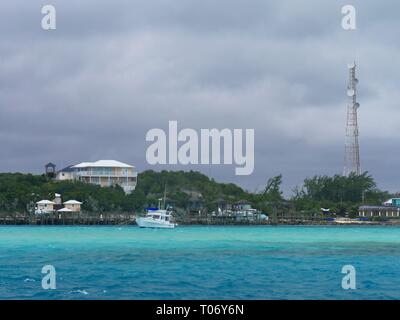 STANIEL CAY, BAHAMAS—JANVIER 2018: Vue côtière du quai de Staniel Cay aux Bahamas par une journée venteuse. Banque D'Images