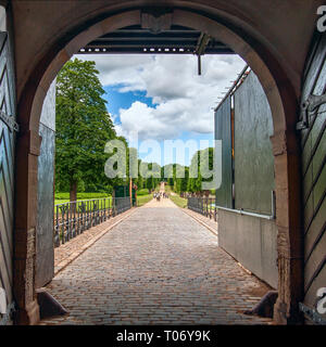 Vue sur le jardin baroque à travers la porte ouverte. Château de Frederiksborg. Danemark Banque D'Images