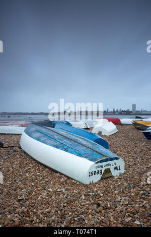 En bois tournée vers le voile sur une plage de galets Banque D'Images