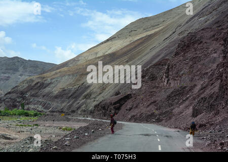 Le Ladakh, Inde - Juillet 19, 2015. Route de montagne au Ladakh, au nord de l'Inde. Le Ladakh est réputé pour sa beauté et la culture de montagne. Banque D'Images