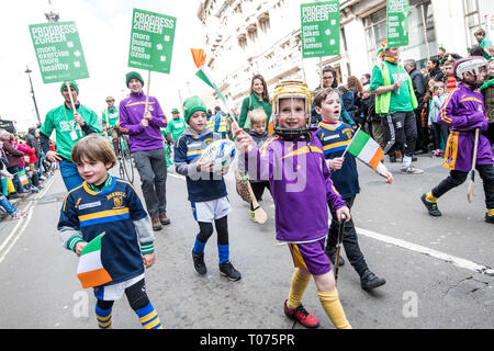 London, Londres, Royaume-Uni. Mar 17, 2019. Vu les enfants avec des drapeaux pendant la parade.Ce Saint Patrick's Day Parade est passé par le centre de Londres de Hyde Park Corner à Trafalgar Square. Credit : Brais Gonzalez Rouco SOPA/Images/ZUMA/Alamy Fil Live News Banque D'Images