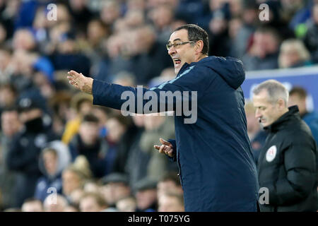 Liverpool, Royaume-Uni. Mar 17, 2019. Gestionnaire de Chelsea Maurizio Sarri crie des instructions. Premier League, Everton v Chelsea à Goodison Park à Liverpool le dimanche 17 mars 2019. Cette image ne peut être utilisé qu'à des fins rédactionnelles. Usage éditorial uniquement, licence requise pour un usage commercial. Aucune utilisation de pari, de jeux ou d'un seul club/ligue/dvd publications. Photos par Chris Stading/Andrew Orchard la photographie de sport/Alamy live news Crédit : Andrew Orchard la photographie de sport/Alamy Live News Banque D'Images