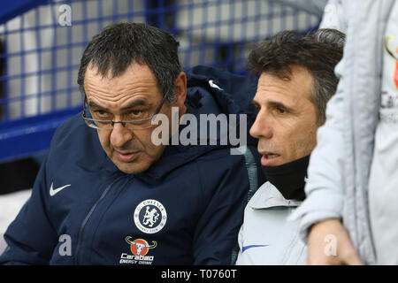 Liverpool, Royaume-Uni. Mar 17, 2019. Gestionnaire de Chelsea Maurizio Sarri (l) parle à son Assistant Manager de Chelsea, Gianfranco Zola. Premier League, Everton v Chelsea à Goodison Park à Liverpool le dimanche 17 mars 2019. Cette image ne peut être utilisé qu'à des fins rédactionnelles. Usage éditorial uniquement, licence requise pour un usage commercial. Aucune utilisation de pari, de jeux ou d'un seul club/ligue/dvd publications. Photos par Chris Stading/Andrew Orchard la photographie de sport/Alamy live news Crédit : Andrew Orchard la photographie de sport/Alamy Live News Banque D'Images