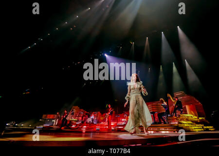 Bologne, Italie. 17 mars, 2019. Florence  + the Machine effectuer dans leur première date de la tournée en Italie. Florence  + the Machine sont maintenant pour leur nouveau 'Comme un espoir d''. Luigi Rizzo/Alamy Live News Banque D'Images