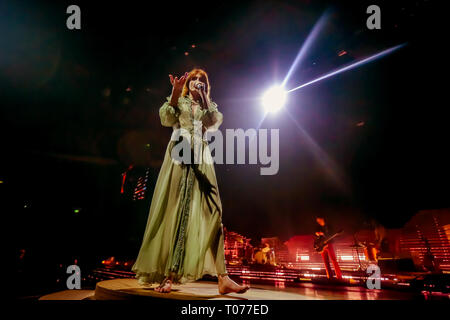 Bologne, Italie. 17 mars, 2019. Florence  + the Machine effectuer dans leur première date de la tournée en Italie. Florence  + the Machine sont maintenant pour leur nouveau 'Comme un espoir d''. Luigi Rizzo/Alamy Live News Banque D'Images