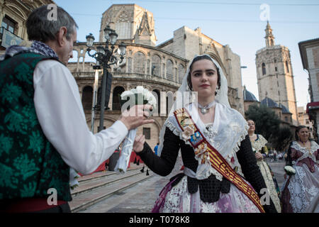 Falleros habillés en costume traditionnel présente des fleurs à la Virgen de los Desamparados (La Vierge des Réprouvés) lors de Fallas de Valence. Les Fallas sont immenses sculptures représentant des personnages célèbres ou des événements actuels dans les rues de Valence qui peut être vu au cours de la 'Las Fallas' Festival, les sculptures seront ensuite graver le 19 mars 2019 en hommage à Saint Joseph, saint patron de la guilde des charpentiers. Banque D'Images