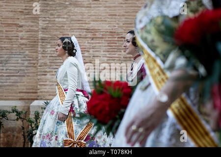 Falleras habillés en costume traditionnel se préparer à présenter des fleurs à la Virgen de los Desamparados (La Vierge des Réprouvés) lors de Fallas de Valence. Les Fallas sont immenses sculptures représentant des personnages célèbres ou des événements actuels dans les rues de Valence qui peut être vu au cours de la 'Las Fallas' Festival, les sculptures seront ensuite graver le 19 mars 2019 en hommage à Saint Joseph, saint patron de la guilde des charpentiers. Banque D'Images
