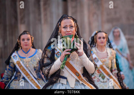 Falleras habillés en costume traditionnel se préparer à présenter des fleurs à la Virgen de los Desamparados (La Vierge des Réprouvés) lors de Fallas de Valence. Les Fallas sont immenses sculptures représentant des personnages célèbres ou des événements actuels dans les rues de Valence qui peut être vu au cours de la 'Las Fallas' Festival, les sculptures seront ensuite graver le 19 mars 2019 en hommage à Saint Joseph, saint patron de la guilde des charpentiers. Banque D'Images