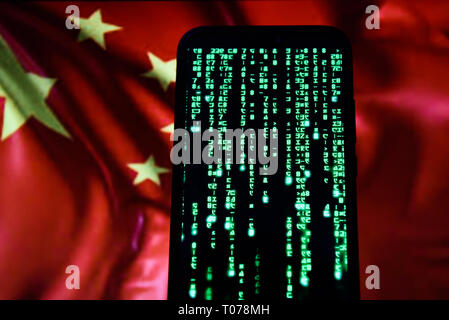 Code de matrice est vu sur un téléphone mobile Android avec la Chine drapeau sur l'arrière-plan. Banque D'Images