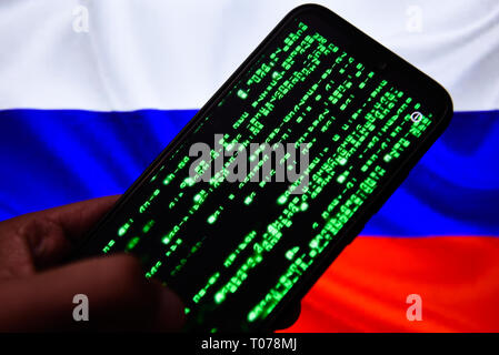Code de matrice est vu sur un téléphone mobile Android avec la Russie drapeau sur l'arrière-plan. Banque D'Images