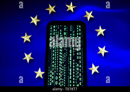 Porto, Portugal. Mar 17, 2019. Code de matrice est vu sur un téléphone mobile Android avec drapeau de l'Union européenne sur l'arrière-plan. Credit : Omar Marques/SOPA Images/ZUMA/Alamy Fil Live News Banque D'Images