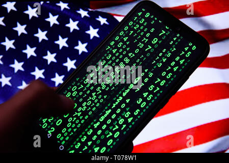 Porto, Portugal. 18 Mar, 2019. Code de matrice est vu sur un téléphone mobile Android avec les États-Unis d'Amérique drapeau sur l'arrière-plan. Credit : Omar Marques/SOPA Images/ZUMA/Alamy Fil Live News Banque D'Images