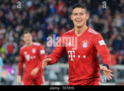 Munich, Allemagne. Mar 17, 2019. Le Bayern Munich's James Rodriguez (R) célèbre son but lors d'un match de Bundesliga allemande entre le Bayern Munich et de Mayence à Munich, Allemagne, le 17 mars 2019. Crédit : Philippe Ruiz/Xinhua/Alamy Live News Banque D'Images