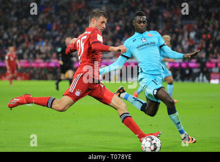 Munich, Allemagne. Mar 17, 2019. Le Bayern de Munich, Thomas Mueller (L) le dispute à Mainz's Moussa Niakhate lors d'un match de Bundesliga allemande entre le Bayern Munich et de Mayence à Munich, Allemagne, le 17 mars 2019. Crédit : Philippe Ruiz/Xinhua/Alamy Live News Banque D'Images