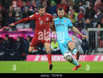 Munich, Allemagne. Mar 17, 2019. Le Bayern de Munich, Robert Lewandowski (L) le dispute à Mainz's Alexander Hack lors d'un match de Bundesliga allemande entre le Bayern Munich et de Mayence à Munich, Allemagne, le 17 mars 2019. Crédit : Philippe Ruiz/Xinhua/Alamy Live News Banque D'Images