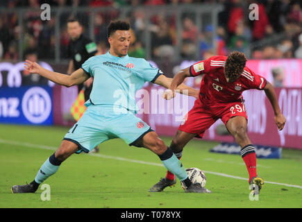 Munich, Allemagne. Mar 17, 2019. Mainz's Karim Onisiwo (L) rivalise avec le Bayern de Munich, Kingsley Coman lors d'un match de Bundesliga allemande entre le Bayern Munich et de Mayence à Munich, Allemagne, le 17 mars 2019. Crédit : Philippe Ruiz/Xinhua/Alamy Live News Banque D'Images