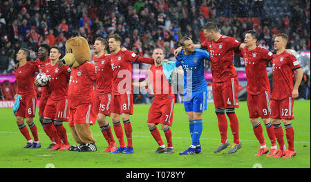 Munich, Allemagne. Mar 17, 2019. Les joueurs du Bayern de Munich, salue les fans après une Bundesliga match entre le Bayern Munich et de Mayence à Munich, Allemagne, le 17 mars 2019. Crédit : Philippe Ruiz/Xinhua/Alamy Live News Banque D'Images