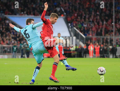 Munich, Allemagne. Mar 17, 2019. Le Bayern de Munich, Thomas Mueller (R) rivalise avec Mayence Stefan Bell lors d'un match de Bundesliga allemande entre le Bayern Munich et de Mayence à Munich, Allemagne, le 17 mars 2019. Crédit : Philippe Ruiz/Xinhua/Alamy Live News Banque D'Images