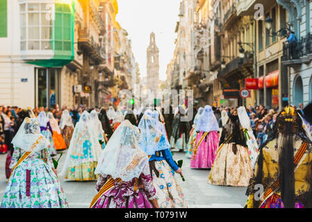 Valencia, Espagne - 17 mars 2019 : plusieurs milliers de femmes Falleras qui défilent en bas de la rue de La Paz avec leurs robes espagnoles typiques de Valence lors de l'offrande de Fallas à la Vierge, vus de derrière. Credit : Joaquin Corbalan pasteur/Alamy Live News Banque D'Images