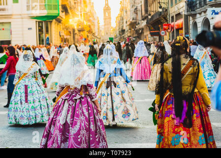 Valencia, Espagne - 17 mars 2019 : plusieurs milliers de femmes Falleras qui défilent en bas de la rue de La Paz avec leurs robes espagnoles typiques de Valence lors de l'offrande de Fallas à la Vierge, vus de derrière. Credit : Joaquin Corbalan pasteur/Alamy Live News Banque D'Images