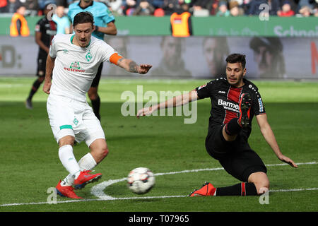 Leverkusen, Allemagne. Mar 17, 2019. Max Kruse (L) de Brême fait concurrence au cours de la Bundesliga match entre Bayer 04 Leverkusen et SV Werder de Brême à Leverkusen, Allemagne, le 17 mars 2019. Brême a gagné 3-1. Credit : Joachim Bywaletz/Xinhua/Alamy Live News Banque D'Images