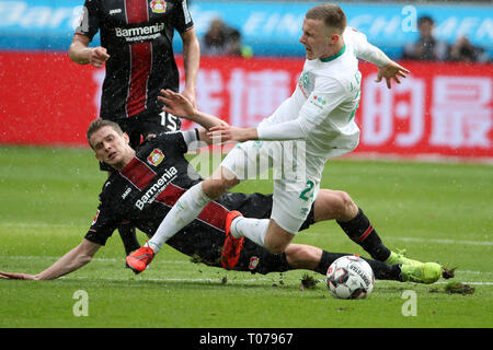 Leverkusen, Allemagne. Mar 17, 2019. Lars Bender (L) de Leverkusen rivalise avec Johannes Eggestein de Brême lors de la Bundesliga Bayer Leverkusen match entre 04 et SV Werder de Brême à Leverkusen, Allemagne, le 17 mars 2019. Brême a gagné 3-1. Credit : Joachim Bywaletz/Xinhua/Alamy Live News Banque D'Images