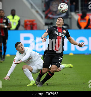 Leverkusen, Allemagne. Mar 17, 2019. Rashica Milot (L) de Brême rivalise avec Paulinho de Leverkusen lors de la Bundesliga Bayer Leverkusen match entre 04 et SV Werder de Brême à Leverkusen, Allemagne, le 17 mars 2019. Brême a gagné 3-1. Credit : Joachim Bywaletz/Xinhua/Alamy Live News Banque D'Images