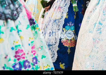 Valencia, Espagne - 17 mars 2019 : Détail de la robe typique fallero, au cours de l'univers coloré et traditionnel défilé du placement, des robes brodées pour les falleras. Credit : Joaquin Corbalan pasteur/Alamy Live News Banque D'Images