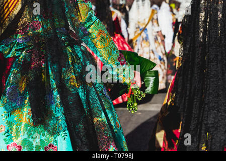 Valencia, Espagne - 17 mars 2019 : Détail de la robe typique fallero, au cours de l'univers coloré et traditionnel défilé du placement, des robes brodées pour les falleras. Credit : Joaquin Corbalan pasteur/Alamy Live News Banque D'Images