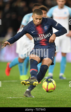 Paris. Mar 17, 2019. Kylian Mbappe du Paris Saint-Germain pousses durant le match de Ligue 1 entre le Paris Saint-Germain (PSG) et l'Olympique de Marseille (OM) à Paris, France le 17 mars 2019. Paris Saint-Germain a gagné 3-1. Crédit : Jack Chan/Xinhua/Alamy Live News Banque D'Images