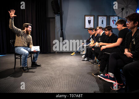 28 février 2019, Bavaria, Munich : Jan Meyer, directeur artistique de la Freie Bühne München, donne des leçons par intérim. Comédiens handicapés : comment travailler l'inclusion dans le théâtre ? Sur la scène libre à Munich, les acteurs handicapés et non handicapés travailler ensemble professionnellement. C'est le premier théâtre inclusive en Bavière. Photo : Sina Schuldt/dpa Banque D'Images