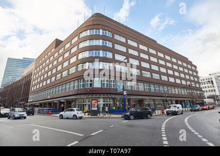 Hambourg, Allemagne. Mar 15, 2019. L'Allemagne Maison à Valentinskamp. Le bâtiment avec la substitution corner curve sera démoli à partir de 18.03.2019. Il sera remplacé par un nouveau bâtiment. Credit : Georg Wendt/dpa/Alamy Live News Banque D'Images