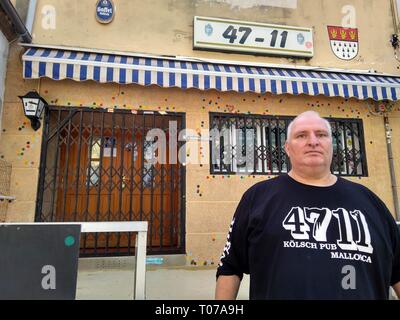 Palma de Mallorca, Espagne. 05Th Mar, 2019. Ron Büttner, opérateur de la coupe bar '47-11', correspond à l'emplacement de Playa. Mallorca se prépare pour le début de la saison à la fin du mois d'avril - mais cette année, la municipalité de Palma a déclaré la guerre à l'alcool le tourisme. (Dpa 'nouvelle saison, nouvelles règles : 'L'excès de lumière' à Playa de Palma') Credit : Patrick Sastre Schirmer/dpa/Alamy Live News Banque D'Images