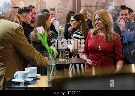 Bratislava, Slovaquie. Mar 16, 2019. Candidat à l'élection présidentielle slovaque Zuzana Caputova (droite) est vu lors d'une attente des résultats du premier tour de l'élection présidentielle à Bratislava, Slovaquie, le 16 mars 2019. Crédit : Martin/Mikula CTK Photo/Alamy Live News Banque D'Images