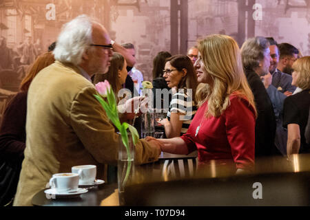 Bratislava, Slovaquie. Mar 16, 2019. Candidat à l'élection présidentielle slovaque Zuzana Caputova (droite) est vu lors d'une attente des résultats du premier tour de l'élection présidentielle à Bratislava, Slovaquie, le 16 mars 2019. Crédit : Martin/Mikula CTK Photo/Alamy Live News Banque D'Images