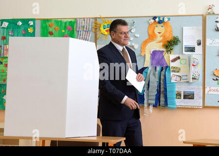 Bratislava, Slovaquie. Mar 16, 2019. Candidat à l'élection présidentielle slovaque Maros Sefcovic voix au premier tour de l'élection présidentielle à Bratislava, Slovaquie, le 16 mars 2019. Crédit : Martin/Mikula CTK Photo/Alamy Live News Banque D'Images