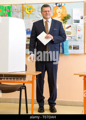 Bratislava, Slovaquie. Mar 16, 2019. Candidat à l'élection présidentielle slovaque Maros Sefcovic voix au premier tour de l'élection présidentielle à Bratislava, Slovaquie, le 16 mars 2019. Crédit : Martin/Mikula CTK Photo/Alamy Live News Banque D'Images