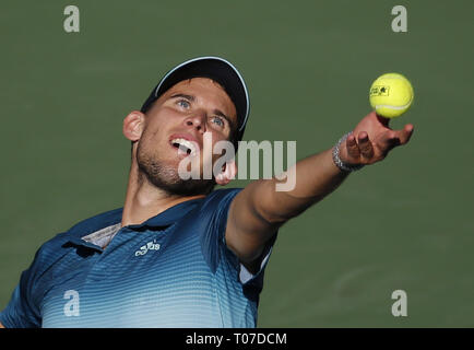 Los Angeles, Californie, USA. Mar 16, 2019. Dominic Thiem de l'Autriche, sert la balle à Roger Federer de Suisse, au cours de la hommes des célibataires match final du BNP Paribas Open de tennis le dimanche 17 mars 2019 à Indian Wells, en Californie. Thiem 2-1. Ringo : crédit Chiu/ZUMA/Alamy Fil Live News Banque D'Images