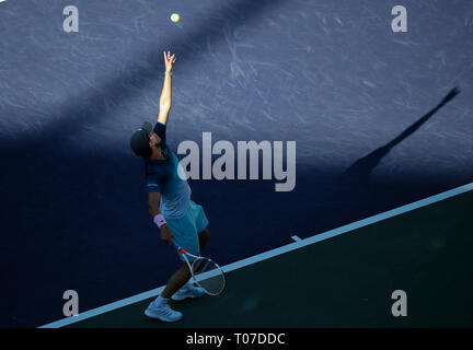 (190318) -- Indian Wells, le 18 mars 2019 (Xinhua) -- Dominic Thiem sert de l'Autriche durant la finale du tournoi entre Dominic Thiem d'Autriche et de la suisse Roger Federer au tournoi de tennis BNP Paribas Open à Indian Wells, en Californie, aux États-Unis, le 17 mars 2019. Thiem 2-1. (Xinhua/Zhao Hanrong) Banque D'Images