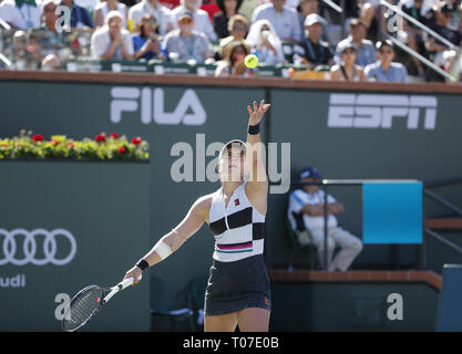 Los Angeles, Californie, USA. Mar 17, 2019. Bianca Andreescu du Canada, sert la balle à Angelique Kerber de l'Allemagne, au cours de la femme des célibataires match final du BNP Paribas Open de tennis le dimanche 17 mars 2019 à Indian Wells, en Californie. Andreescu a gagné 2-1. Credit : ZUMA Press, Inc./Alamy Live News Banque D'Images