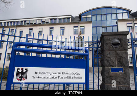 Mainz, Allemagne. 18 Mar, 2019. Vue extérieure de l'Agence fédérale des réseaux. Du mardi (19.3.), l'Agence fédérale des réseaux mettra aux enchères 41 blocs de fréquences à divers fournisseurs. La vente aux enchères doit durer plusieurs semaines. Credit : Boris Roessler/dpa/Alamy Live News Banque D'Images