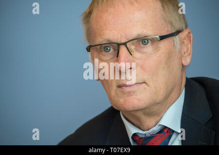 Mainz, Allemagne. 18 Mar, 2019. Jochen Homann, Président de l'Agence fédérale des réseaux, parle lors d'une conférence de presse. Du mardi (19.3.), l'Agence fédérale des réseaux mettra aux enchères 41 blocs de fréquences à divers fournisseurs. La vente aux enchères doit durer plusieurs semaines. Credit : Boris Roessler/dpa/Alamy Live News Banque D'Images