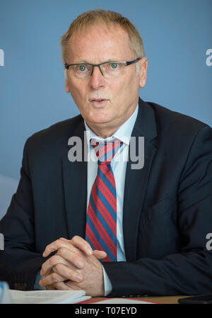 Mainz, Allemagne. 18 Mar, 2019. Jochen Homann, Président de l'Agence fédérale des réseaux, parle lors d'une conférence de presse. Du mardi (19.3.), l'Agence fédérale des réseaux mettra aux enchères 41 blocs de fréquences à divers fournisseurs. La vente aux enchères doit durer plusieurs semaines. Credit : Boris Roessler/dpa/Alamy Live News Banque D'Images