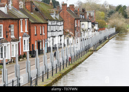 Bewdley, Shropshire, au Royaume-Uni. 18 Mar, 2019. Barrières contre les inondations sont en place à Bewdley, Shropshire. La rivière Severn ici est à la hausse en raison des fortes pluies au Pays de Galles. Crédit : Peter Lopeman/Alamy Live News Banque D'Images