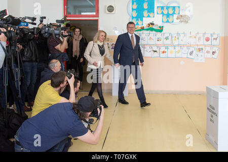 Bratislava, Slovaquie. Mar 16, 2019. Candidat à l'élection présidentielle slovaque Maros Sefcovic (droite) des votes avec sa femme Helena Sefcovicova au premier tour de l'élection présidentielle à Bratislava, Slovaquie, le 16 mars 2019. Crédit : Martin/Mikula CTK Photo/Alamy Live News Banque D'Images