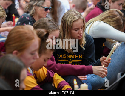 Christchurch, Nouvelle-Zélande. 18 Mar, 2019. Les étudiants ont vu le deuil au cours d'une cérémonie de deuil des victimes près du site d'attaque à Christchurch, Nouvelle-Zélande, le 18 mars 2019. Les étudiants et les facultés de l'Université de Canterbury et les écoles intermédiaires locaux ont assisté à diverses cérémonies pour pleurer les victimes d'attaques de vendredi à Christchurch. Credit : Guo Lei/Xinhua/Alamy Live News Banque D'Images