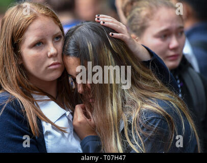 Christchurch, Nouvelle-Zélande. 18 Mar, 2019. Chaque console d'autres étudiants au cours d'une cérémonie de deuil près du site d'attaque à Christchurch, Nouvelle-Zélande, le 18 mars 2019. Les étudiants et les facultés de l'Université de Canterbury et les écoles intermédiaires locaux ont assisté à diverses cérémonies pour pleurer les victimes d'attaques de vendredi à Christchurch. Credit : Guo Lei/Xinhua/Alamy Live News Banque D'Images