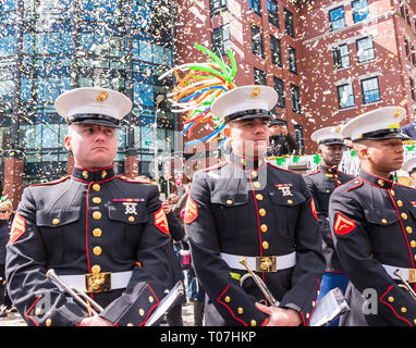 LES Marines AMÉRICAINS debout en formation avec des confettis qui les entourent lors de la parade de la Saint Patrick de South Boston. Banque D'Images